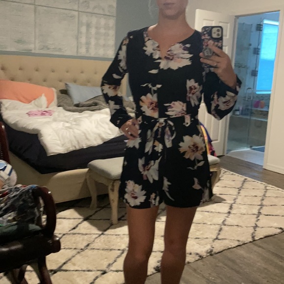 Navy floral long sleeve/shorts romper - Picture 10 of 10